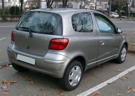 Toyota Yaris 2003 vista posteriore