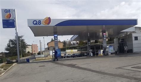 Logo Telepass e stazione di servizio Q8
