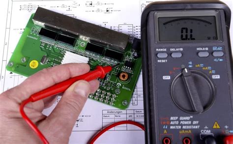 Multimetro in azione per testare i circuiti