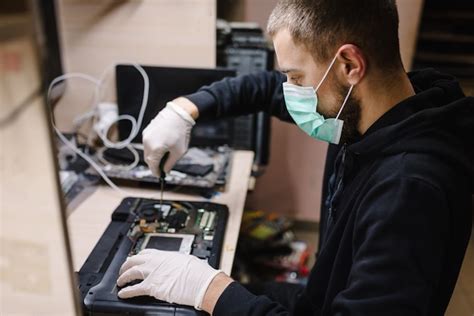 Tecnico specializzato che ripara un amplificatore