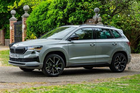 Interno di una Škoda Karoq con tetto panoramico aperto