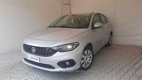 Fiat Tipo 1300 Multijet 4 Porte Easy in una posa dinamica