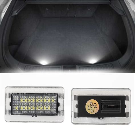 Bagagliaio di un'auto moderna con illuminazione LED