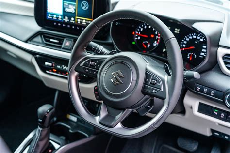 Interno della Suzuki Baleno con focus sulla plancia e il display multimediale