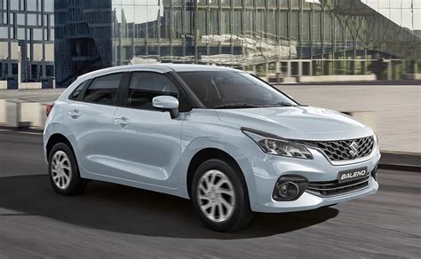 Suzuki Baleno ibrida in un contesto urbano