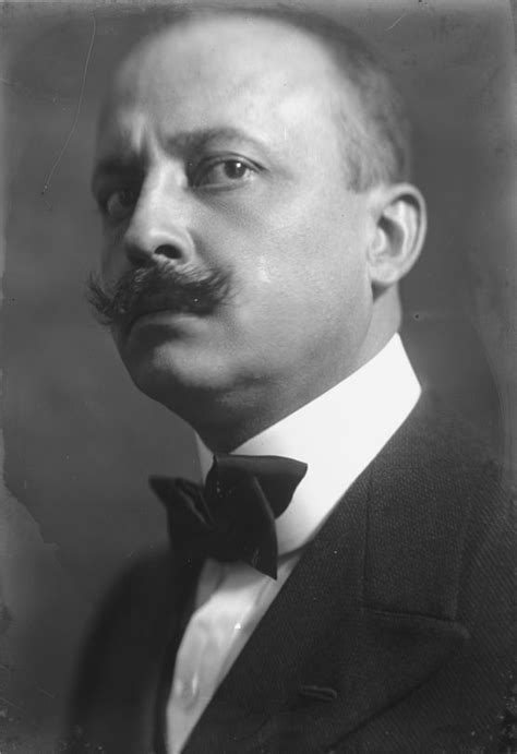 Ritratto di Filippo Tommaso Marinetti in posa dinamica