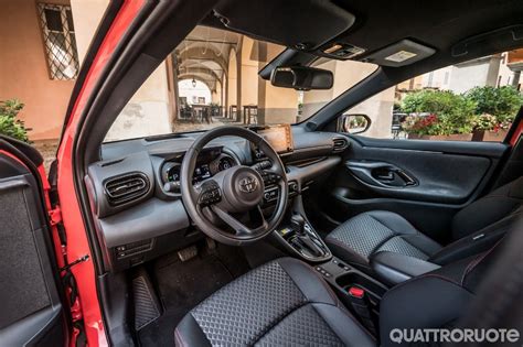 Toyota Yaris interni con dettaglio cassetto sotto sedile
