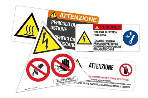 Una composizione di diversi cartelli magnetici per auto di varie forme e dimensioni su uno sfondo bianco.
