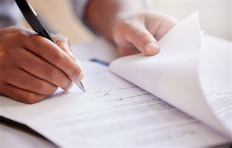 Dipendente che firma un contratto assicurativo