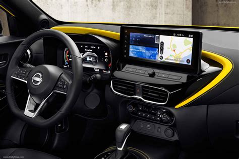 Interno Nissan Juke con schermo infotainment