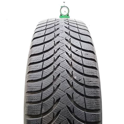 Battistrada di pneumatico invernale 215 60 R17 con scanalature profonde per neve