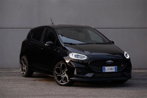 Guida Ford Fiesta su strada tortuosa
