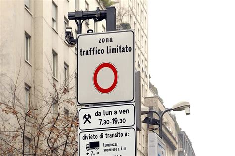 Segnaletica stradale che indica una Zona a Traffico Limitato (ZTL)