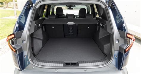 Foto di una Renault Scenic con il portellone del bagagliaio aperto, che mostra lo spazio di carico.