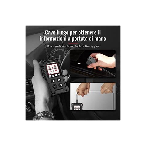 Strumento diagnostico elettronico collegato a un'auto