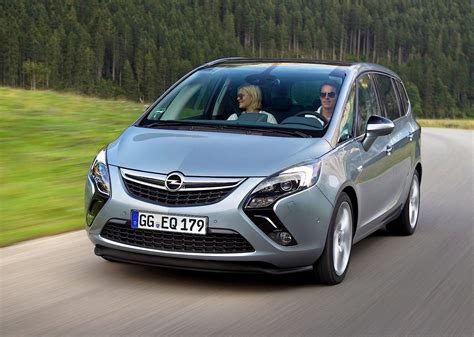 Opel Zafira Tourer evolution infographic