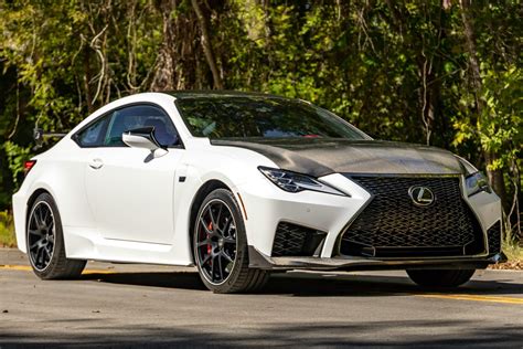 Dettaglio freni carboceramici e pinze rosse Lexus RC F Track Edition