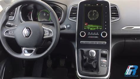 Interni Renault Scenic con schermo touch