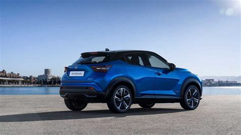 Nissan Juke Hybrid in blu