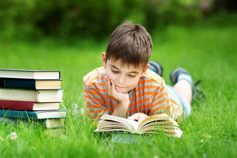 bambino che legge un libro con difficoltà