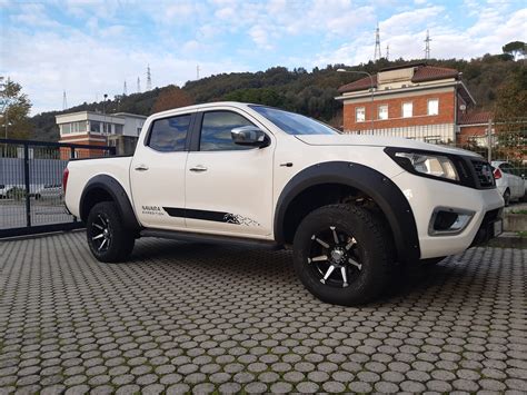 Nissan Navara D23 che effettua un tagliando