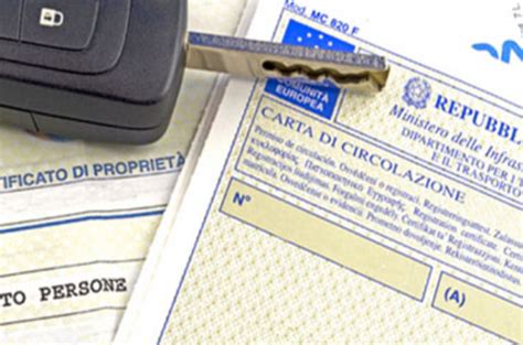 Agenzia automobilistica con un cartello luminoso