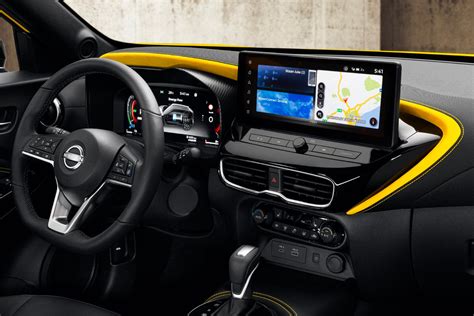 Interni Nissan Juke con schermo infotainment