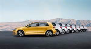 Parata di Volkswagen Golf di diverse generazioni