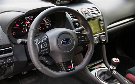 Interni di una Subaru WRX STi con coprisedili installati