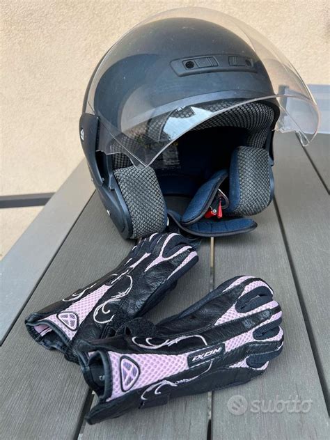 Accessori da corsa per auto: casco, guanti e volate