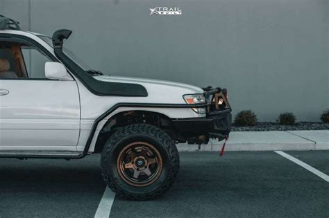 Toyota Land Cruiser J100 con cerchi DOTZ Dakar