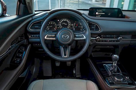 Interni della Mazda CX-30 con plancia e cruscotto
