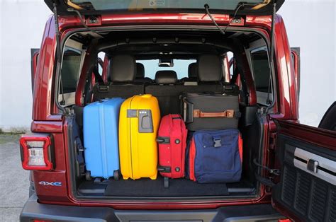 Bagagliaio Jeep Wrangler Unlimited aperto con oggetti