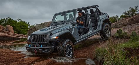 Jeep Wrangler Rubicon in azione su terreno roccioso