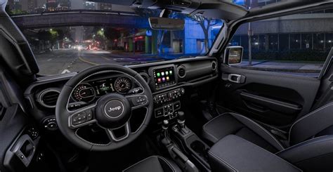 Interni Jeep Wrangler con schermo Uconnect 5