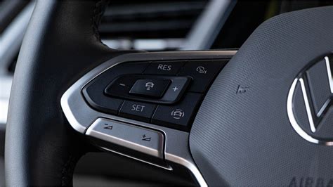 Diagramma che illustra i comandi tipici del cruise control sul volante