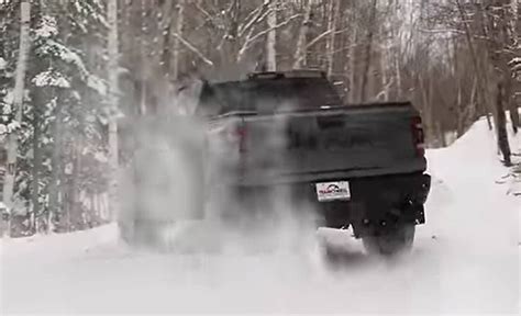 Auto 4x4 che affrontano un percorso innevato