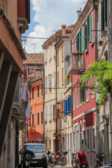 Moto parcheggiate in una strada cittadina
