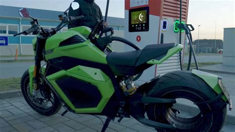 Moto elettrica in ricarica