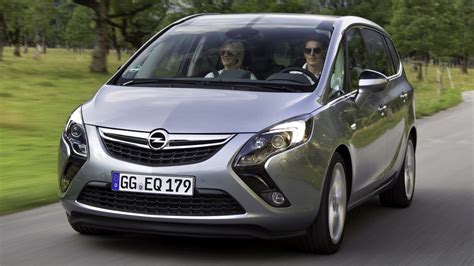Interno bagagliaio Opel Zafira Tourer con sportellini di accesso ai fanali posteriori aperti