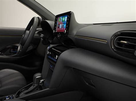 Interno di una Toyota C-HR con schermo del sistema di infotainment