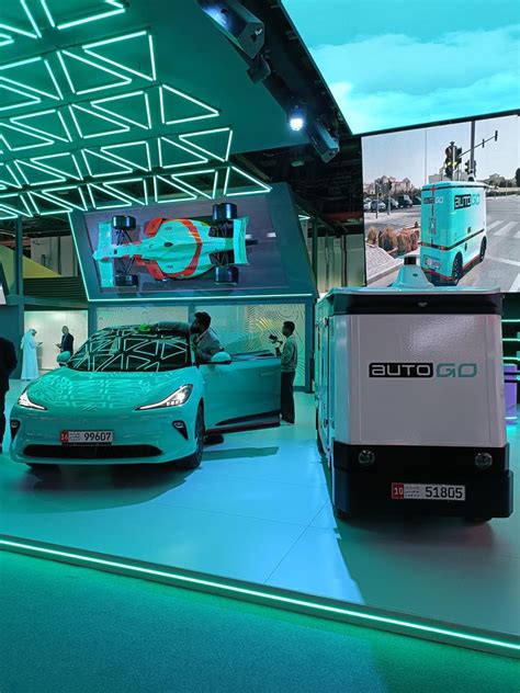 Interno di un ALD Mobility Store con diversi modelli di veicoli in esposizione