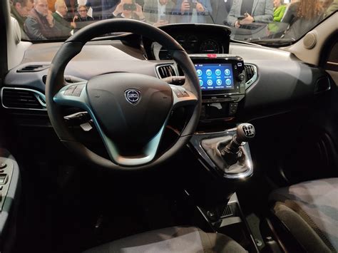 Interno di una Lancia Ypsilon con volante