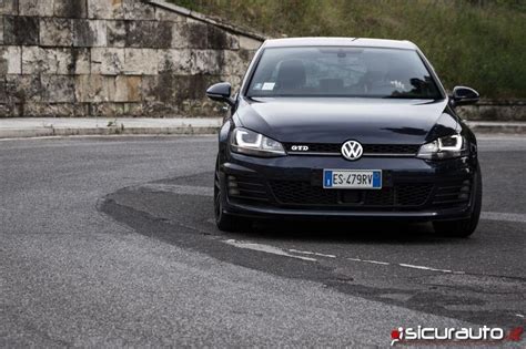 Volkswagen Golf 6 in movimento su strada