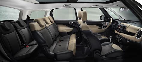 Portellone aperto Fiat 500L Living con sedili ripiegati