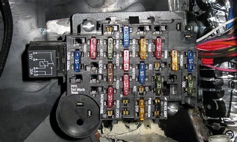 Mappa delle scatole fusibili nella Fiat Idea
