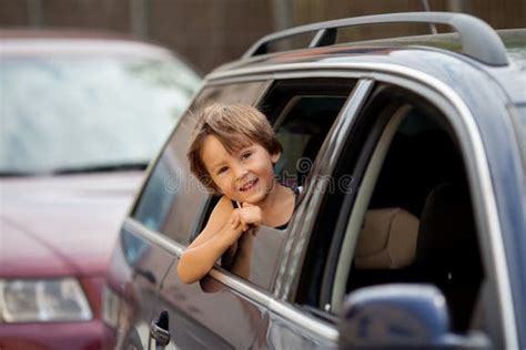 bambino che guarda fuori dal finestrino di un'auto