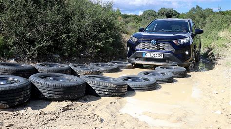 Veicolo SUV con pneumatici estivi su strada