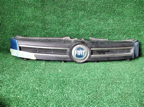 Schema tecnico di montaggio della mascherina anteriore per Fiat Panda