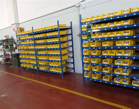 Deposito ricambi auto con scaffalature ordinate per componenti di carrozzeria